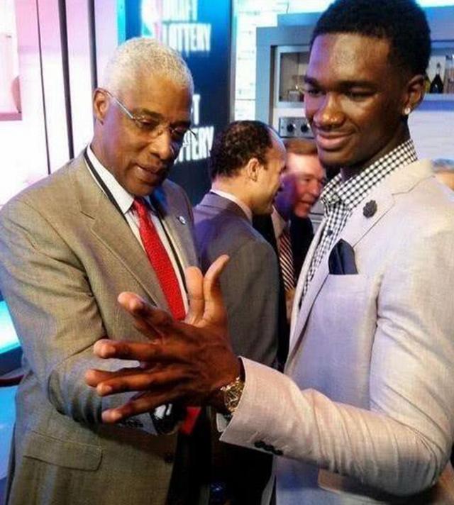 斯波教练在赛后新闻发布会上对球队的火力进行了高度评价，他认为球队拥有恐怖的火力，随时能通过一波流接管比赛。（赛后斯波盛赞球队：火力恐怖，随时一波流接管比赛）