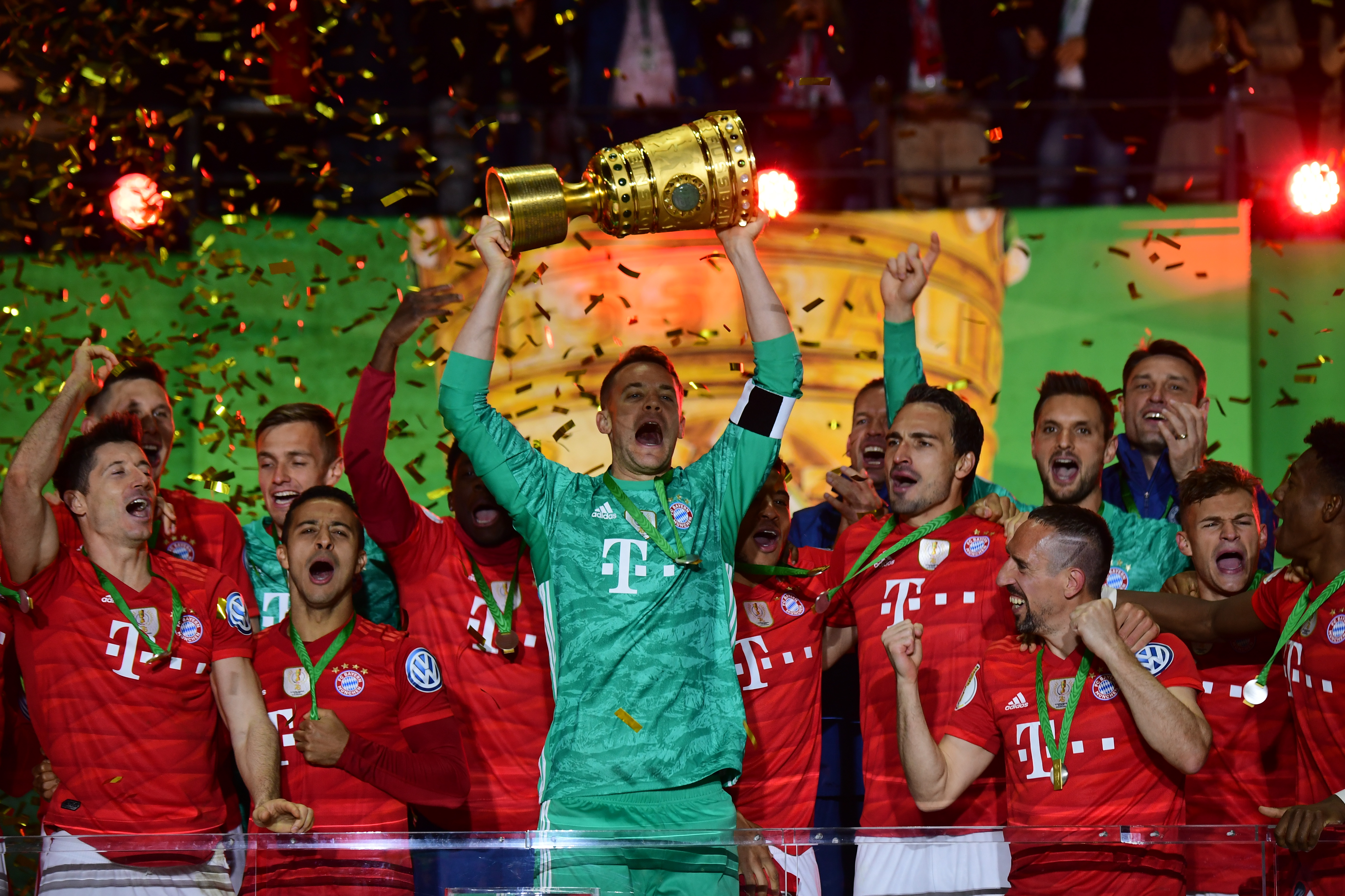 萨拉赫骂街利物浦，曼联传奇鲁尼表示，他和穆帅的处理方式更好（萨拉赫怒斥利物浦，曼联名宿鲁尼称他与穆里尼奥的处置更胜一筹）