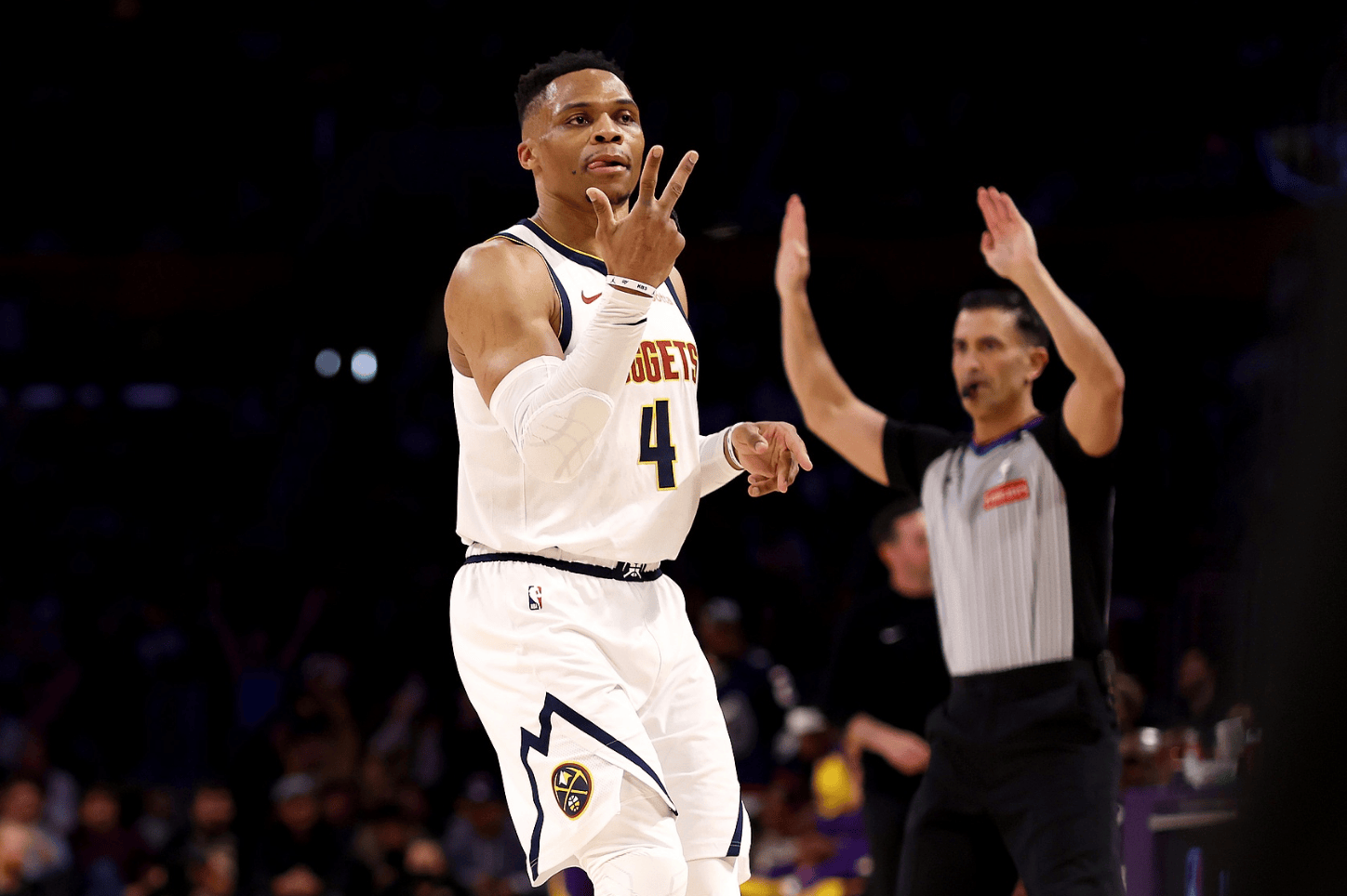 半场战报：奥萨苏纳1-0皇家社会，卡泰纳破门（半场：奥萨苏纳1-0领先皇家社会，卡泰纳建功）