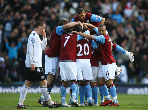 2025赛季，成都蓉城以红焰为刃、热血为甲，在三...（2025赛季，成都蓉城执红焰为刃、以热血为甲，向巅峰进击）