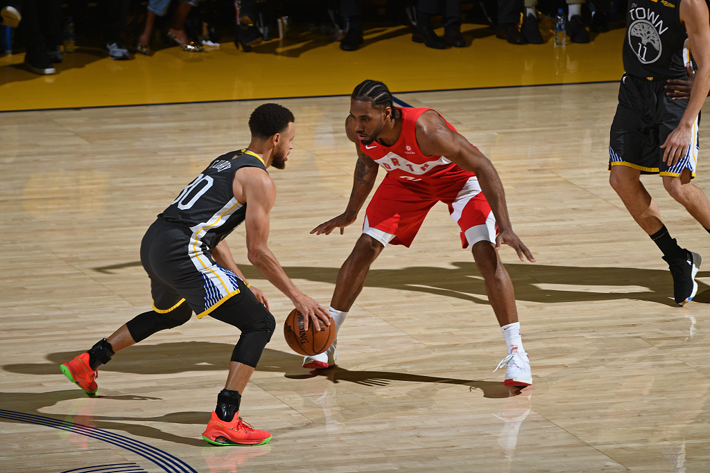 埃斯特旺经纪人：我们连续4年和巴萨谈转会，但对方财政困难（埃斯特旺经纪人：与巴萨谈转会已四年，但其财务困境成阻碍）