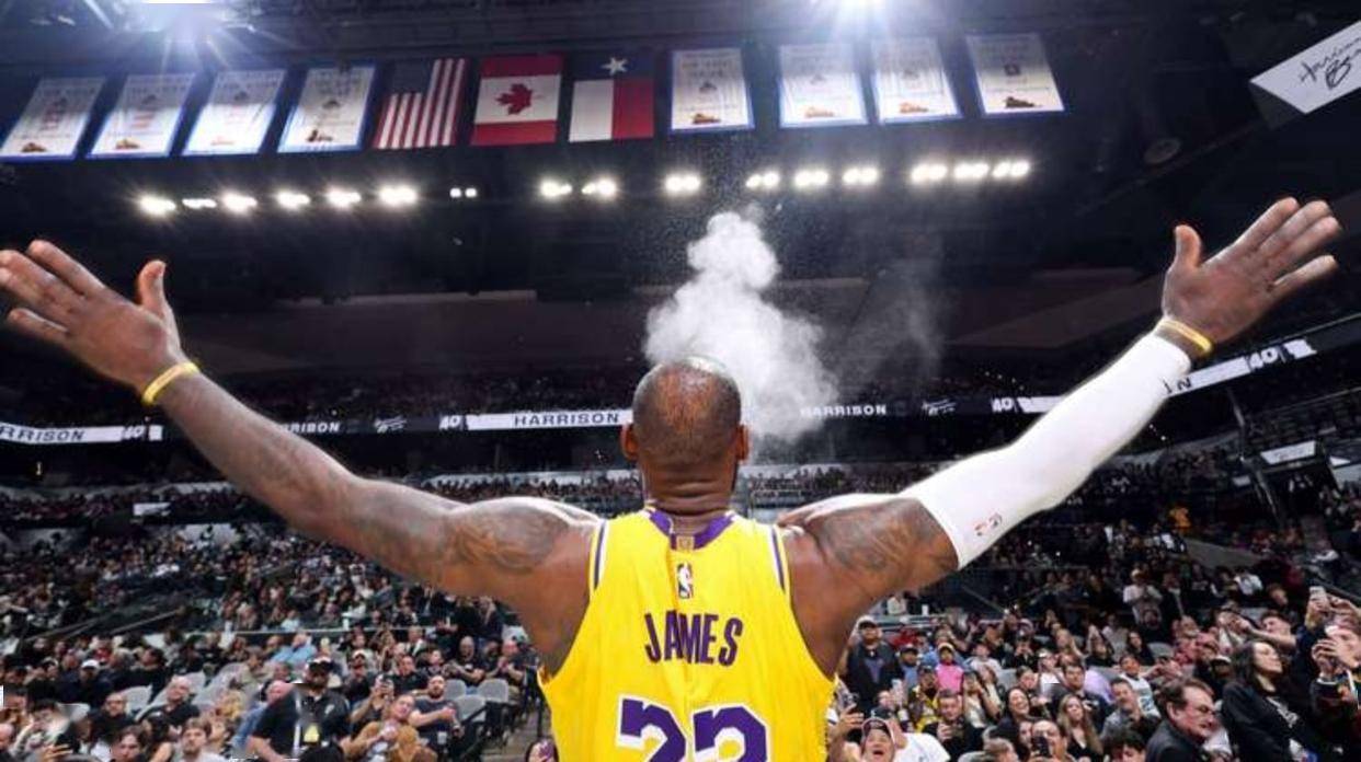 篮球CBA比赛尾声出现争议判罚引热议（CBA篮球赛末段争议判罚引发热议）