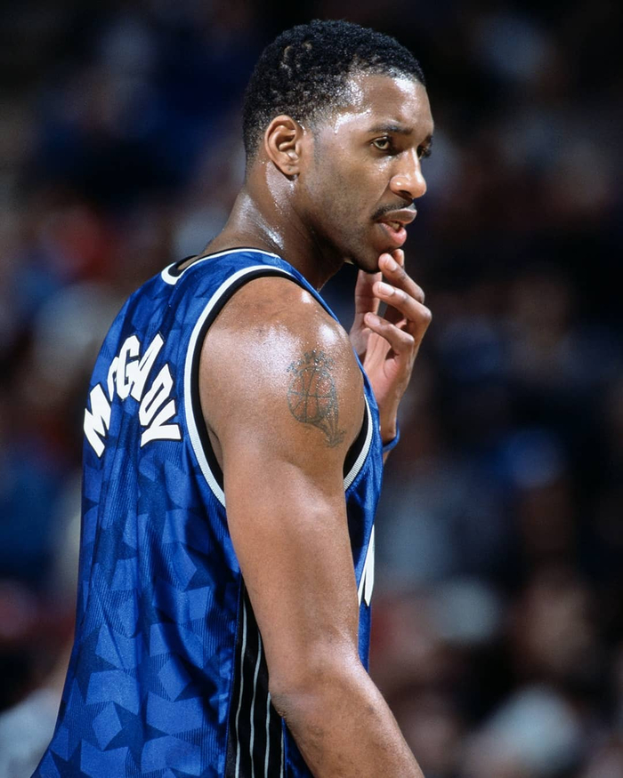 西媒：皇马冬季不会引援，高层认为阵容很强只是踢得不好（西媒：皇马冬窗按兵不动，高层称阵容够强，只是表现不佳）