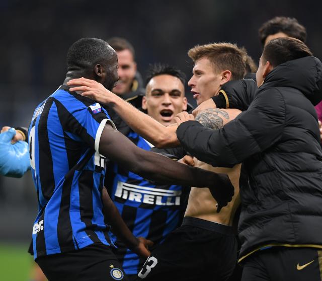 官方：狼堡买断里昂右后卫库姆贝迪，签约至2029年（沃尔夫斯堡官宣从里昂买断右后卫库姆贝迪，合同至2029年）