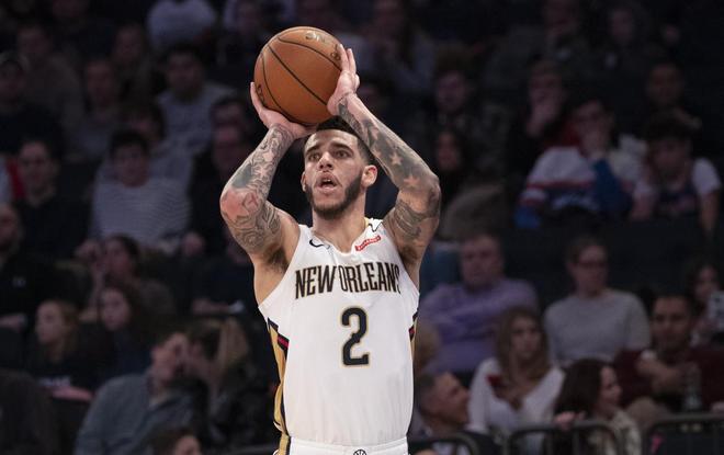 他不吼不叫，却掌控全场（不动声色，却镇住全场）