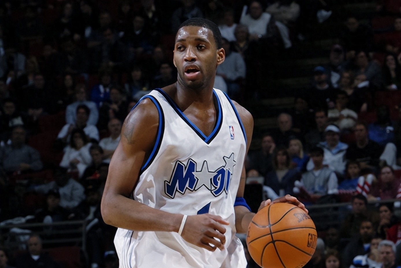 外线开炮！特雷·杨骑马射箭三分命中 老鹰回敬12-2迅速反超（特雷·杨骑马射箭三分穿心，老鹰掀12-2攻势迅速反超）