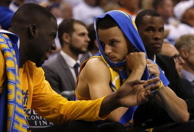 北雪平球迷向场内投掷烟花，瑞典超甲升级附加赛被迫中断（北雪平球迷投掷烟花致瑞典超甲升级附加赛中断）