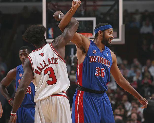 球迷比赛期间骂尤文踢得太烂，斯帕莱蒂回击：你们想怎样？（球迷比赛中怒斥尤文表现糟糕，斯帕莱蒂反问：你们还想怎样？）