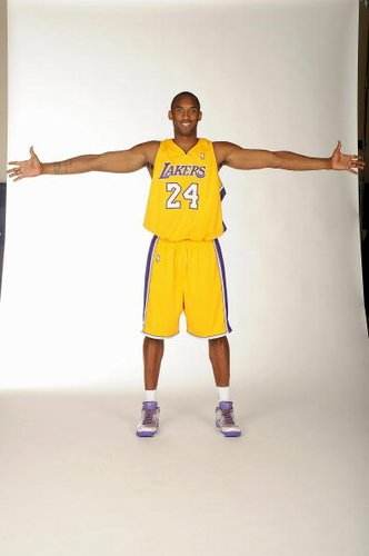 阿斯预测巴萨vs布鲁日首发：莱万领衔，拉什福德替补（阿斯报预测巴萨战布鲁日首发：莱万压阵，拉什福德替补待命）