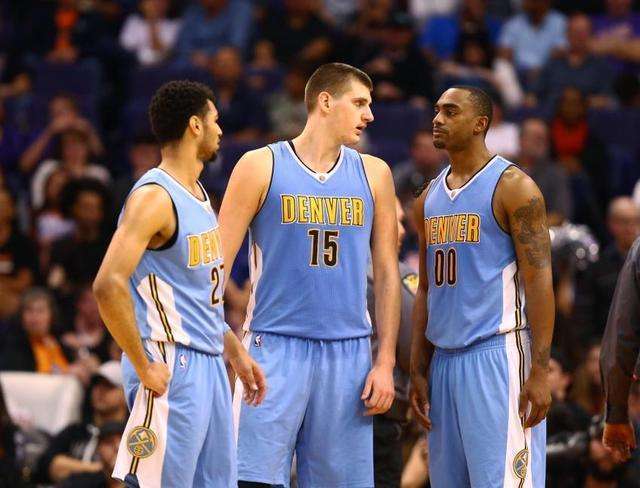 打疯了！森林狼加时赛狂轰9-0攻击波 爱德华兹关键三分打停掘金（森林狼加时赛打出9-0攻势，爱德华兹关键三分击退掘金）