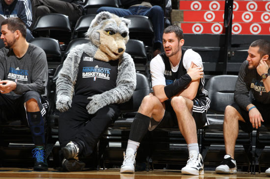 卡洛斯：当世界杯冠军是无与伦比的；希望安帅带领巴西进决赛（卡洛斯称世界杯封王无与伦比，盼安切洛蒂率巴西挺进决赛）