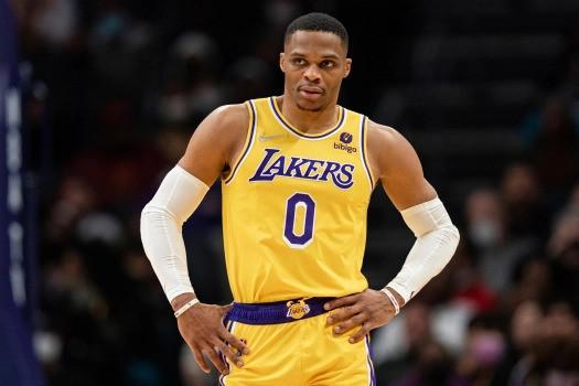 诺伊尔：孔帕尼有很多值得称道的优点；我现在只专注于俱乐部（诺伊尔称赞孔帕尼优点颇多；目前仅专注于俱乐部）