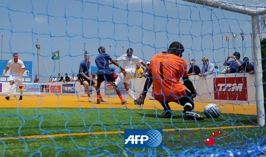 英超第15轮：B费2射1传姆伯莫芒特破门 曼联4-1狼队（英超第15轮：B费梅开二度并送助攻，姆伯莫与芒特破门，曼联4-1大胜狼队）