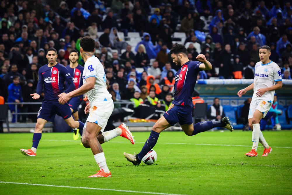 官方：巴萨18岁后卫埃斯帕特右膝韧带受伤，预计伤缺8-10周（巴萨官宣：18岁后卫埃斯帕特右膝韧带受伤，将缺阵8-10周）