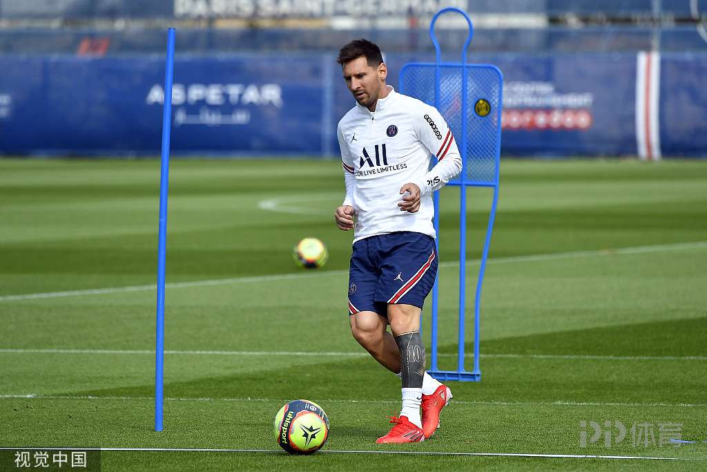 成都蓉城教练组现场观战中韩战，徐正源、金亨镒在场（成都蓉城教练组现身中韩之战现场，徐正源、金亨镒到场观战）